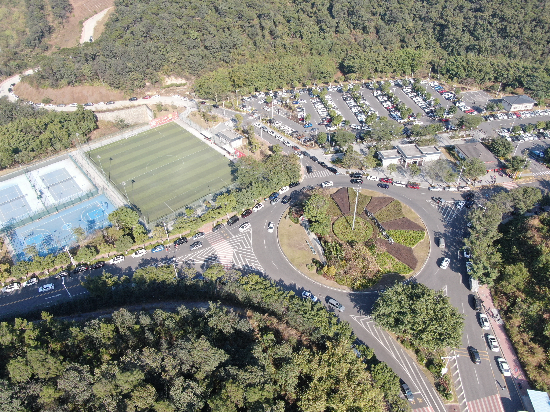 大雁山風(fēng)景區(qū)游客車輛秩序井然.jpg