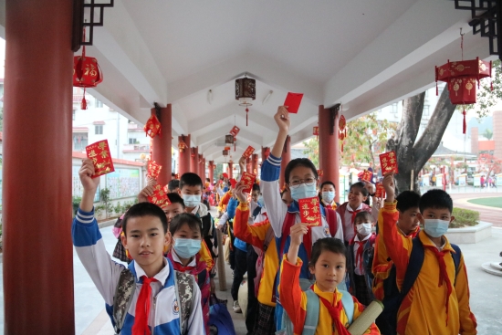 1.回校了，收到“學業(yè)進步”大紅包，好開心。（沙坪七小）.JPG