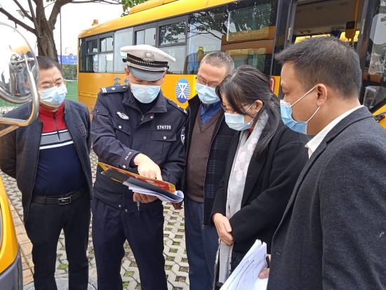 已處理32  沙坪街道中心小學(xué)聯(lián)合交警部門對(duì)校車進(jìn)行檢查.jpg