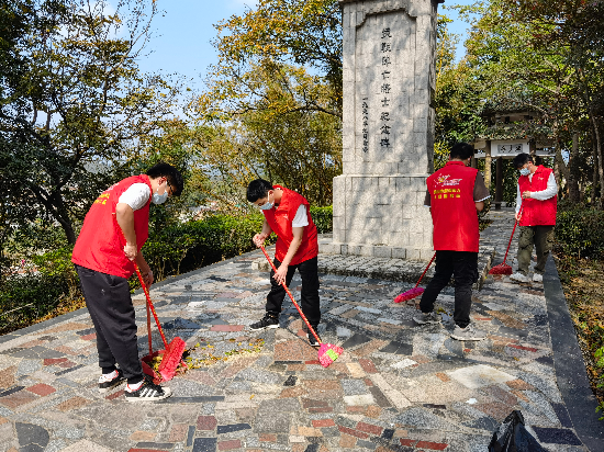 清明節(jié)來臨之際，宅梧鎮(zhèn)退役軍人服務(wù)站工作人員發(fā)動退役軍人僑都星火志愿服務(wù)隊對我鎮(zhèn)四座烈士紀(jì)念碑進行巡查、打掃清潔工作，志愿服務(wù)隊們也是“收獲滿滿”啊3.jpg