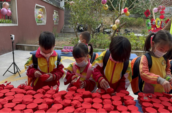 宅梧鎮(zhèn)中心幼兒園為孩子們精心策劃了“幸運(yùn)拆盲盒”獨(dú)特的開學(xué)儀式，在踏入幼兒園門口的一剎那，就給了孩子們一個大大的驚喜。.png